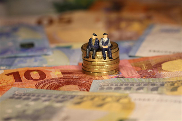 特朗普威胁对日韩等多国征25%关税，央行增持推动金价暴涨超2%